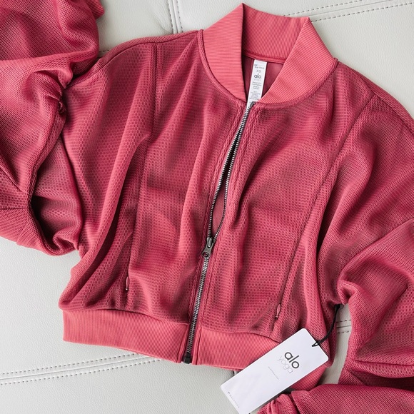 New with tags 
Alo Yoga
Field Crop Top | Jacket 
Color: Rosewood 
Size: XS - Picture 2 of 16